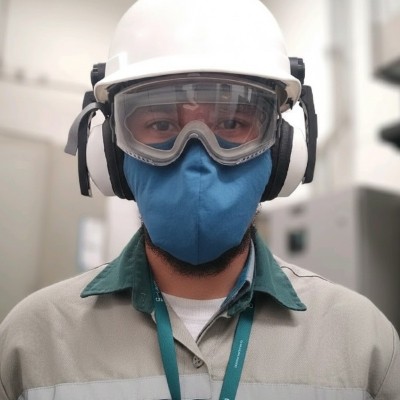 David Andrade em ambiente industrial, usando equipamentos de proteção individual
